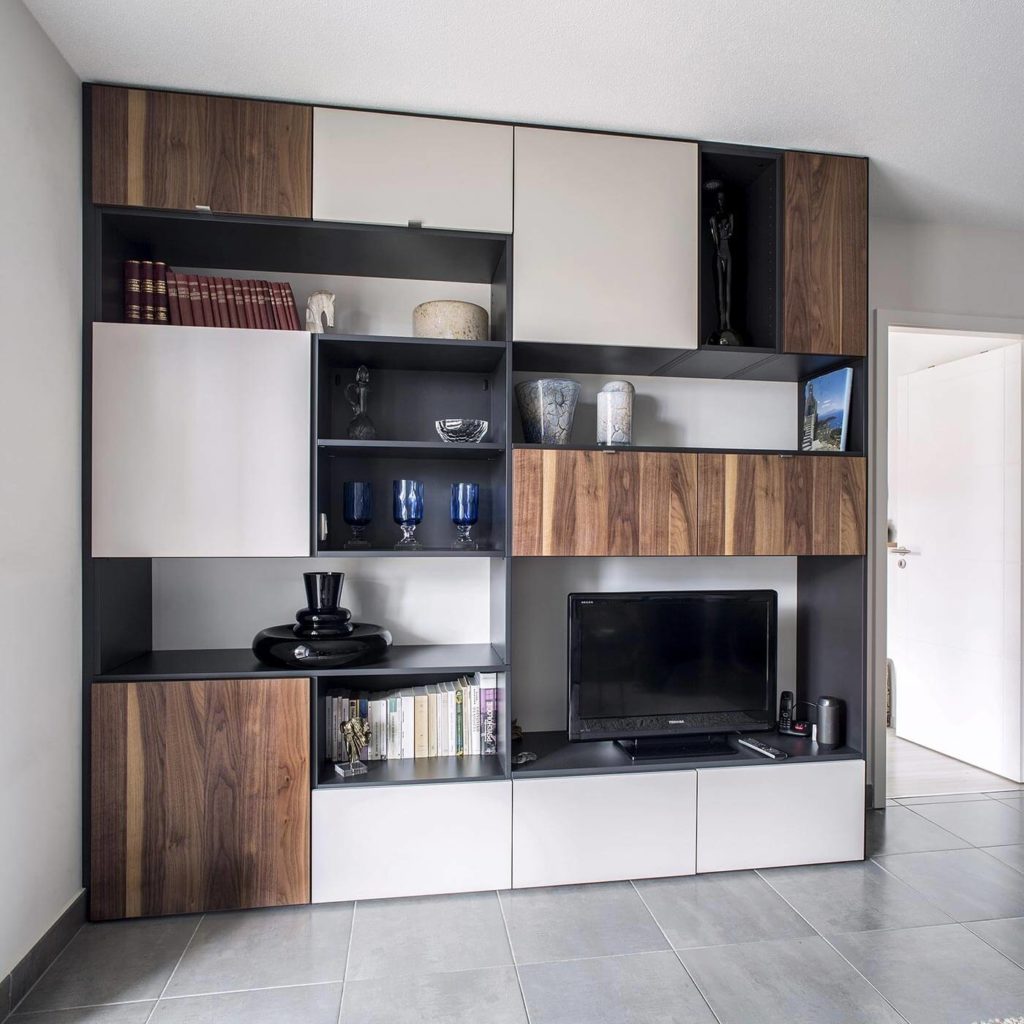 Meuble TV sur mesure blanc, bois et noir réalisé à Bischheim par BeHome Strasbourg