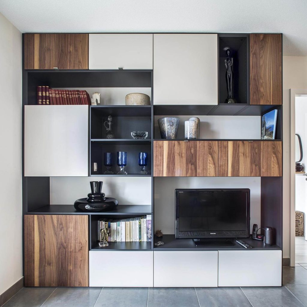 Meuble TV sur mesure blanc, bois et noir réalisé à Bischheim par BeHome Strasbourg