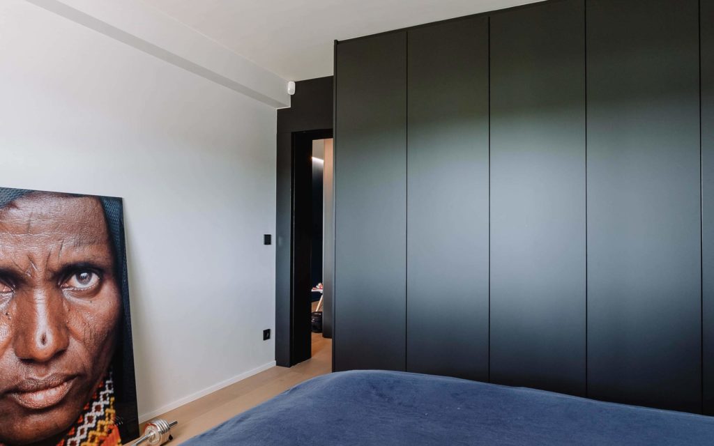 Dressing sur mesure noir mat réalisé à Strasbourg par BeHome