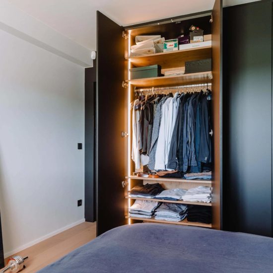 Dressing sur mesure noir mat réalisé à Strasbourg par BeHome avec éclairage